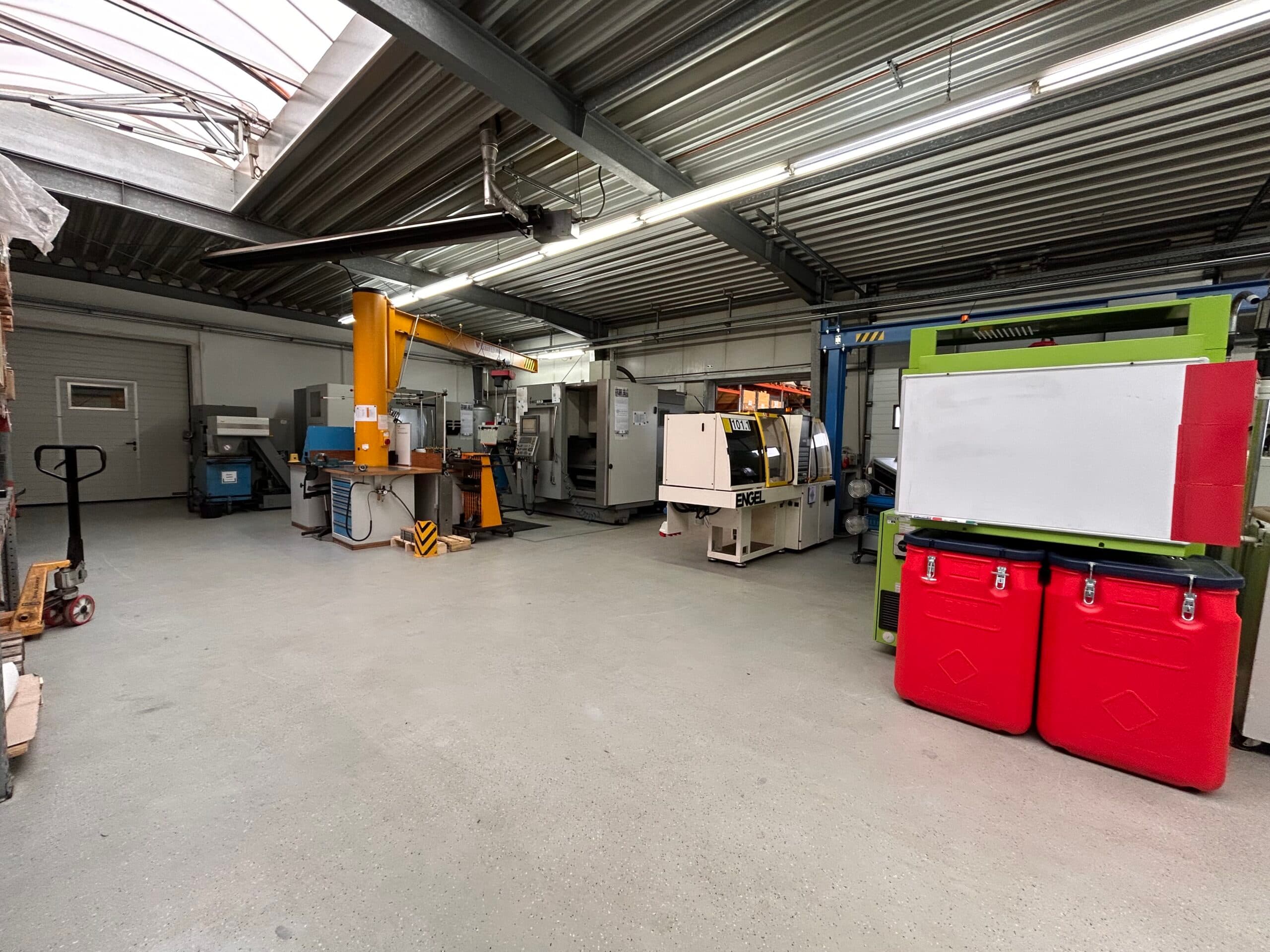 Erste Halle mit Technik Lager und Produktion