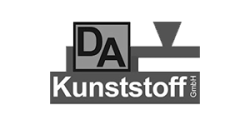 Kunststoff-Logo der DA GmbH mit modernem Design in Schwarz-Weiß.