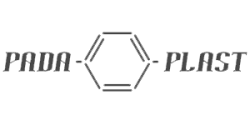 Pada Plast Logo mit sechseckigem Symbol in Schwarz-Weiß.