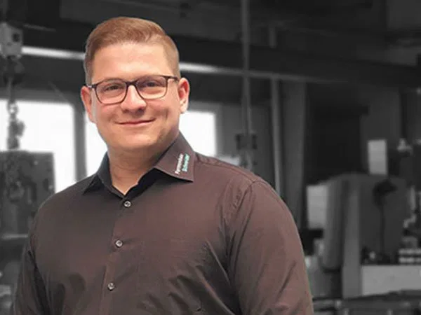 Fertige Kunststoffformen und Kunststoffteile aus der Produktion