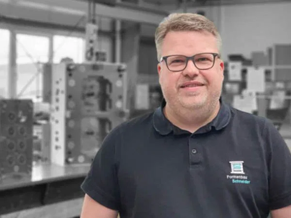 Qualitätskontrolle und Messprüfung von gefertigten Kunststoffteilen