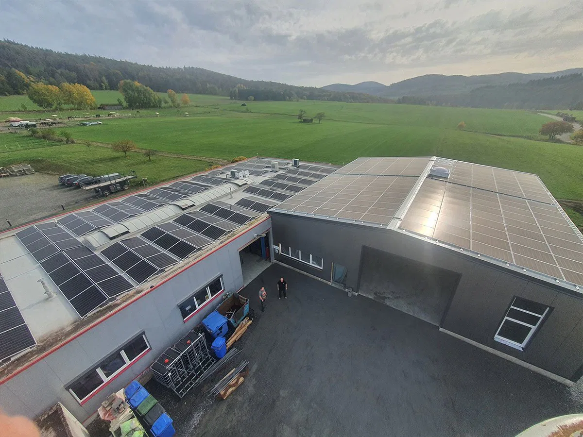 Foremnbau Schneider Gebäude mit Solaranlage, Werkzeugbau und Formenbau