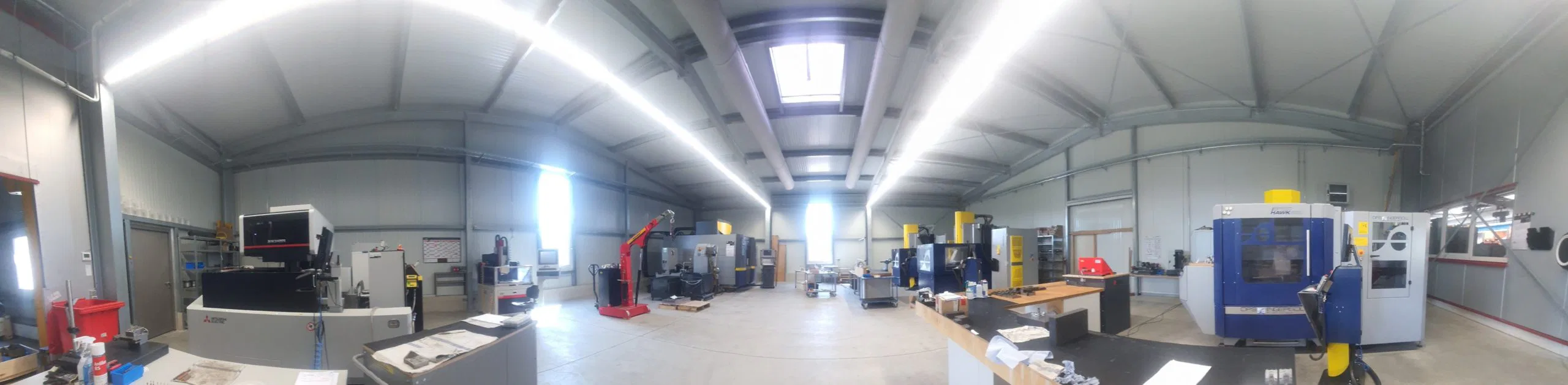 Moderne Werkstatt mit CNC-Maschinen und Automatisierungstechnik.