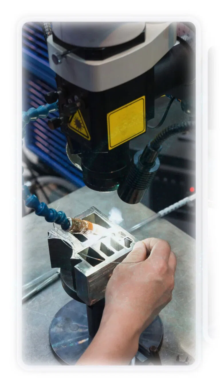 Lasergravur auf Metall in der Werkstatt, Nahaufnahme eines Werkstücks.