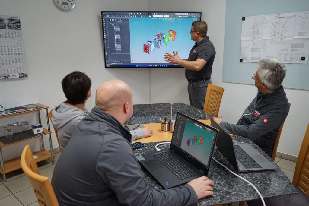 Ingenieure besprechen CAD-Designs am Bildschirm