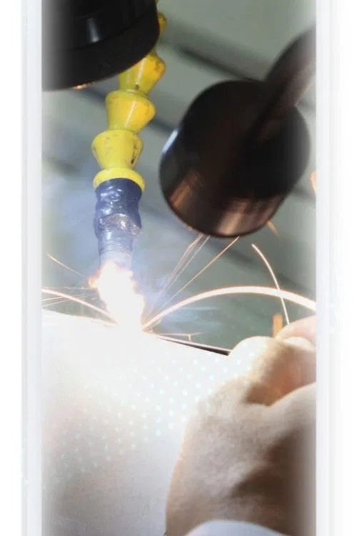 Metallschweißprozess mit Funken und Präzisionsgeräte in Nahaufnahme.