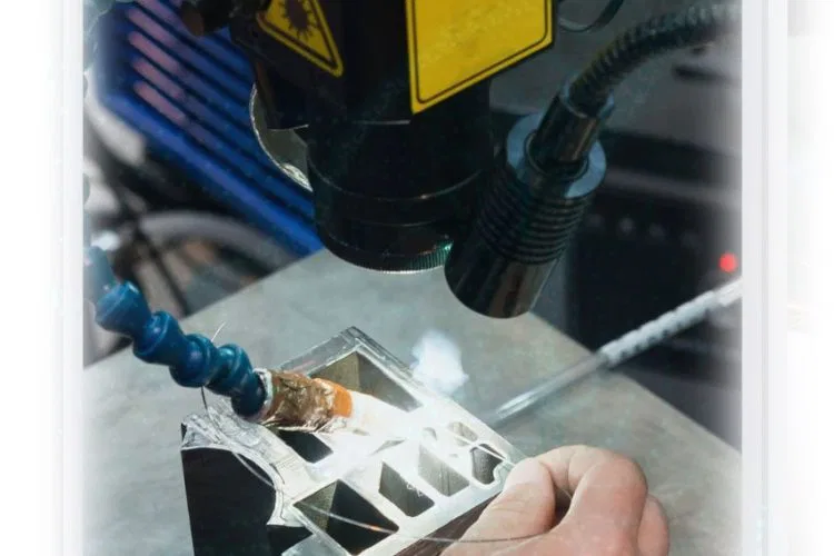 Lasergravur auf Metall in der Werkstatt, Nahaufnahme eines Werkstücks.