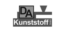 Kunststoff-Logo der DA GmbH mit modernem Design in Schwarz-Weiß.