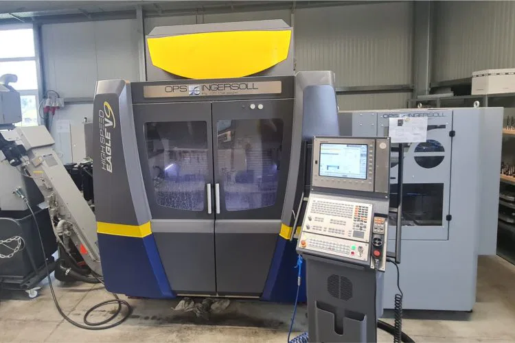 Maschinenpark Formenbau Fräsmaschine OPS Ingersoll im Betrieb, Steuerung mit Monitor, moderne Werkstattumgebung.