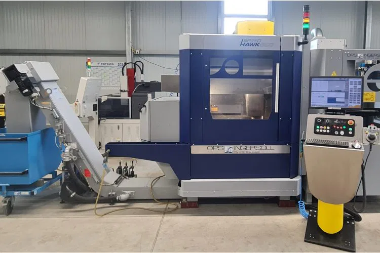 CNC-Fräsmaschine in einer Werkstatt mit Steuerungskonsole und blauer Einheit.