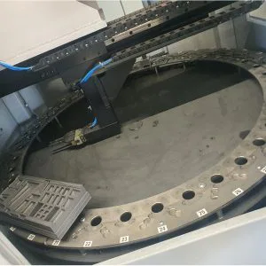 Maschinenbauteil mit nummerierter Scheibe und Steckplätzen in einer industriellen Umgebung.