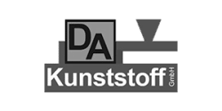Kunststoff-Logo der DA GmbH mit modernem Design in Schwarz-Weiß.